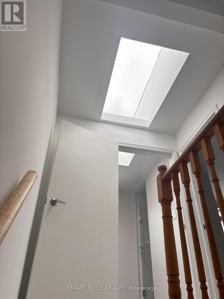 5 Winfield Avenue, Toronto, Ontario  M6S 2J7 - Photo 13 - W12712528