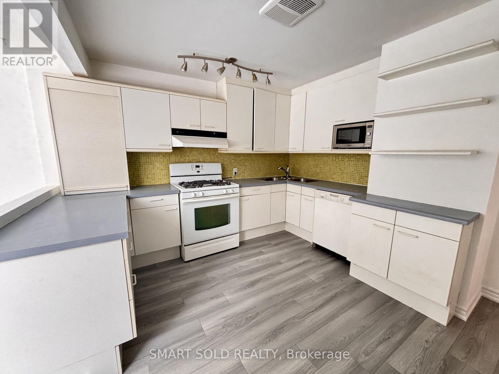 5 Winfield Avenue, Toronto, Ontario  M6S 2J7 - Photo 3 - W12712528