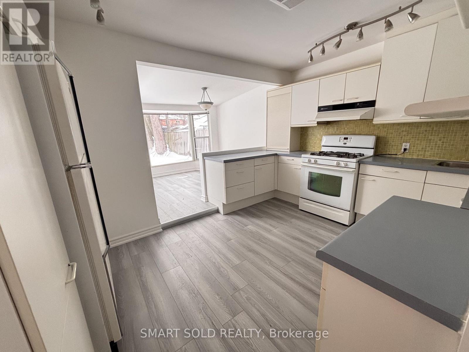 5 Winfield Avenue, Toronto, Ontario  M6S 2J7 - Photo 4 - W12712528