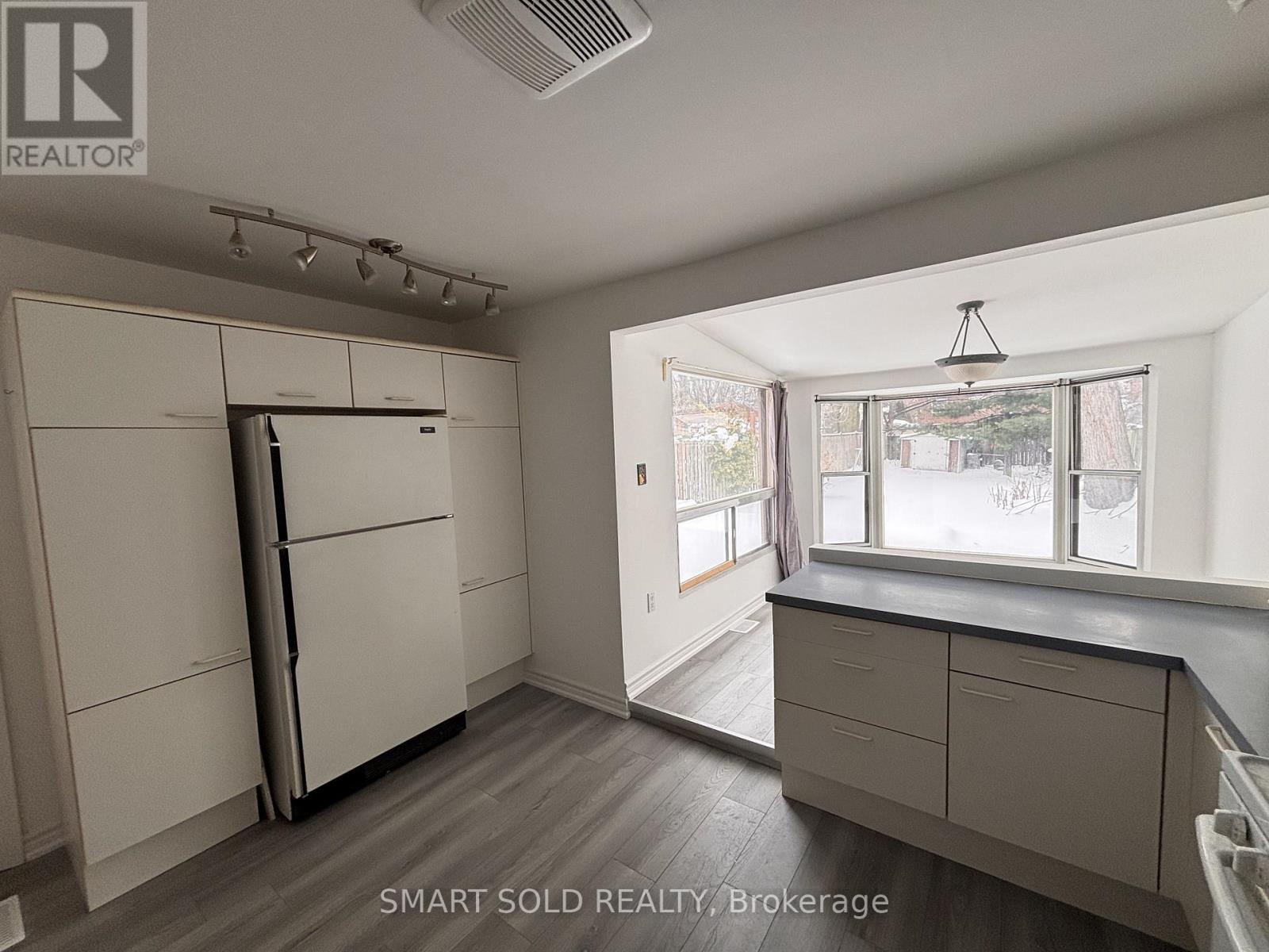 5 Winfield Avenue, Toronto, Ontario  M6S 2J7 - Photo 6 - W12712528