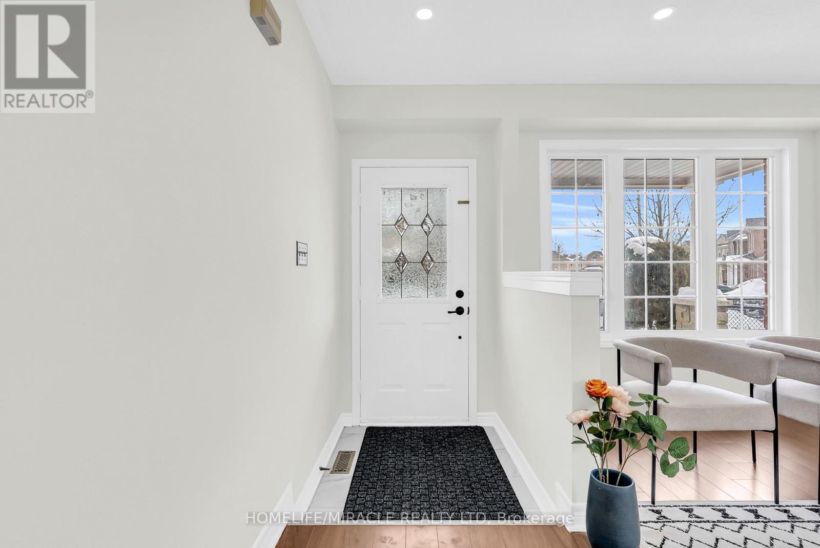 76 Starhill Crescent, Brampton, Ontario  L6R 2W1 - Photo 4 - W12712666