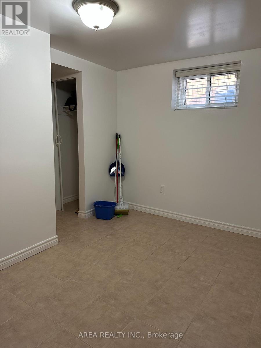 Lower - 41 Cartwright Avenue, Toronto, Ontario  M6A 1T9 - Photo 12 - W12712694