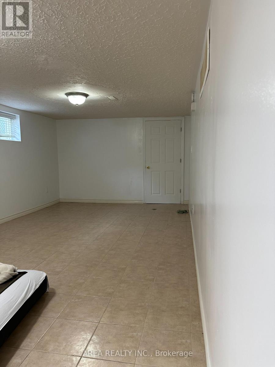 Lower - 41 Cartwright Avenue, Toronto, Ontario  M6A 1T9 - Photo 3 - W12712694