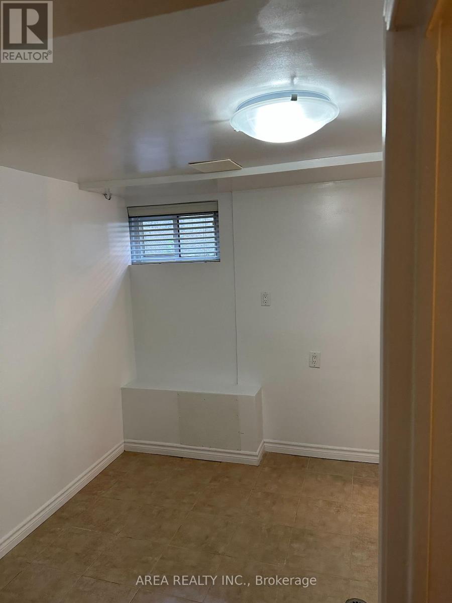 Lower - 41 Cartwright Avenue, Toronto, Ontario  M6A 1T9 - Photo 5 - W12712694