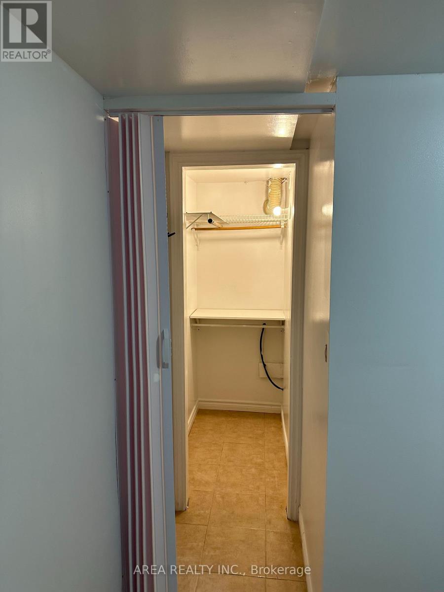 Lower - 41 Cartwright Avenue, Toronto, Ontario  M6A 1T9 - Photo 8 - W12712694