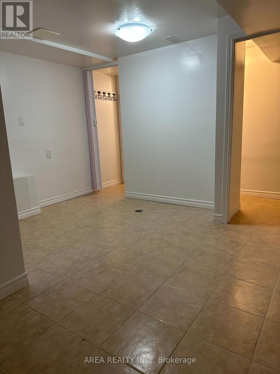 Lower - 41 Cartwright Avenue, Toronto, Ontario  M6A 1T9 - Photo 9 - W12712694