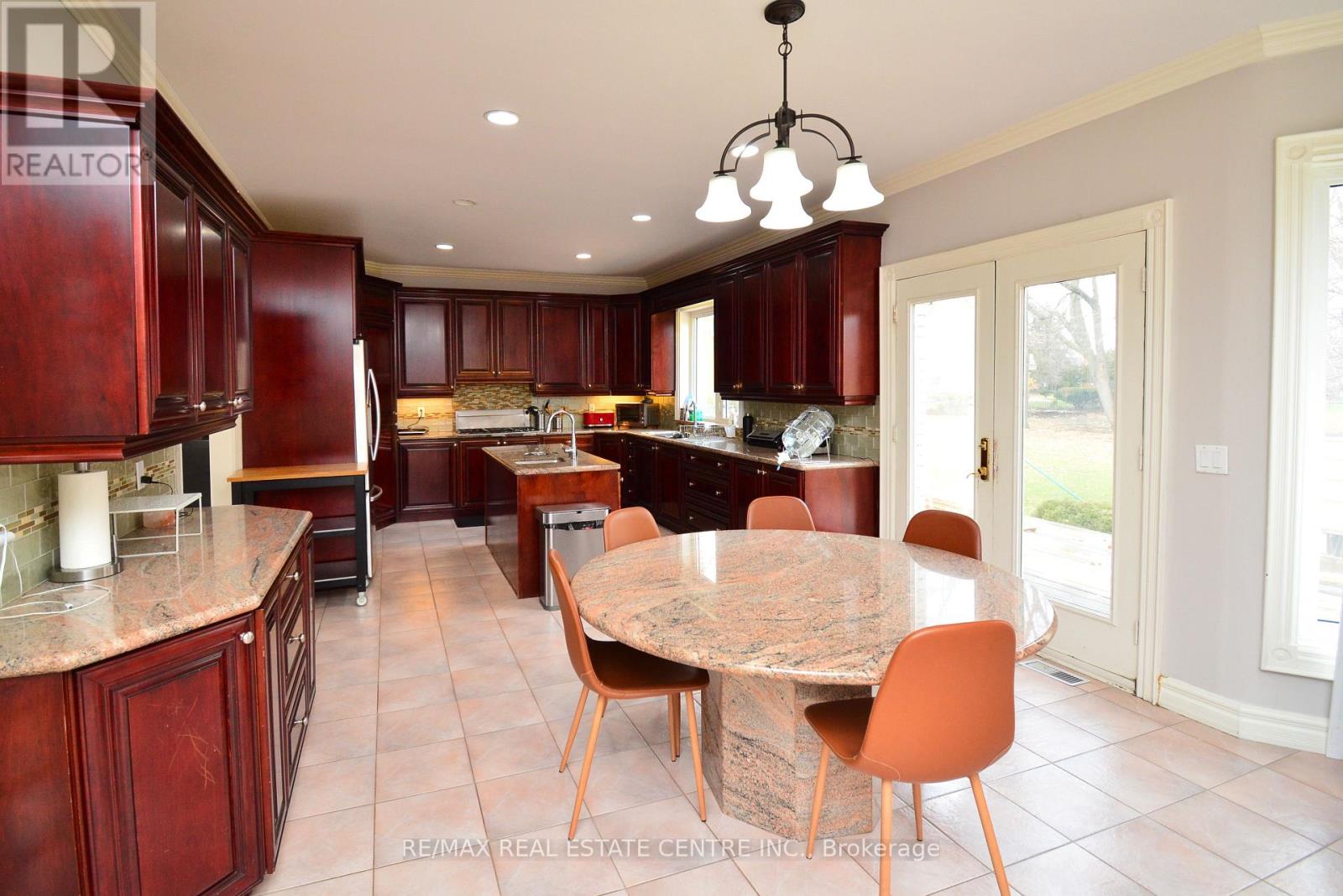 20 Crescent Hill Drive N, Brampton, Ontario  L6S 1C7 - Photo 9 - W12588524