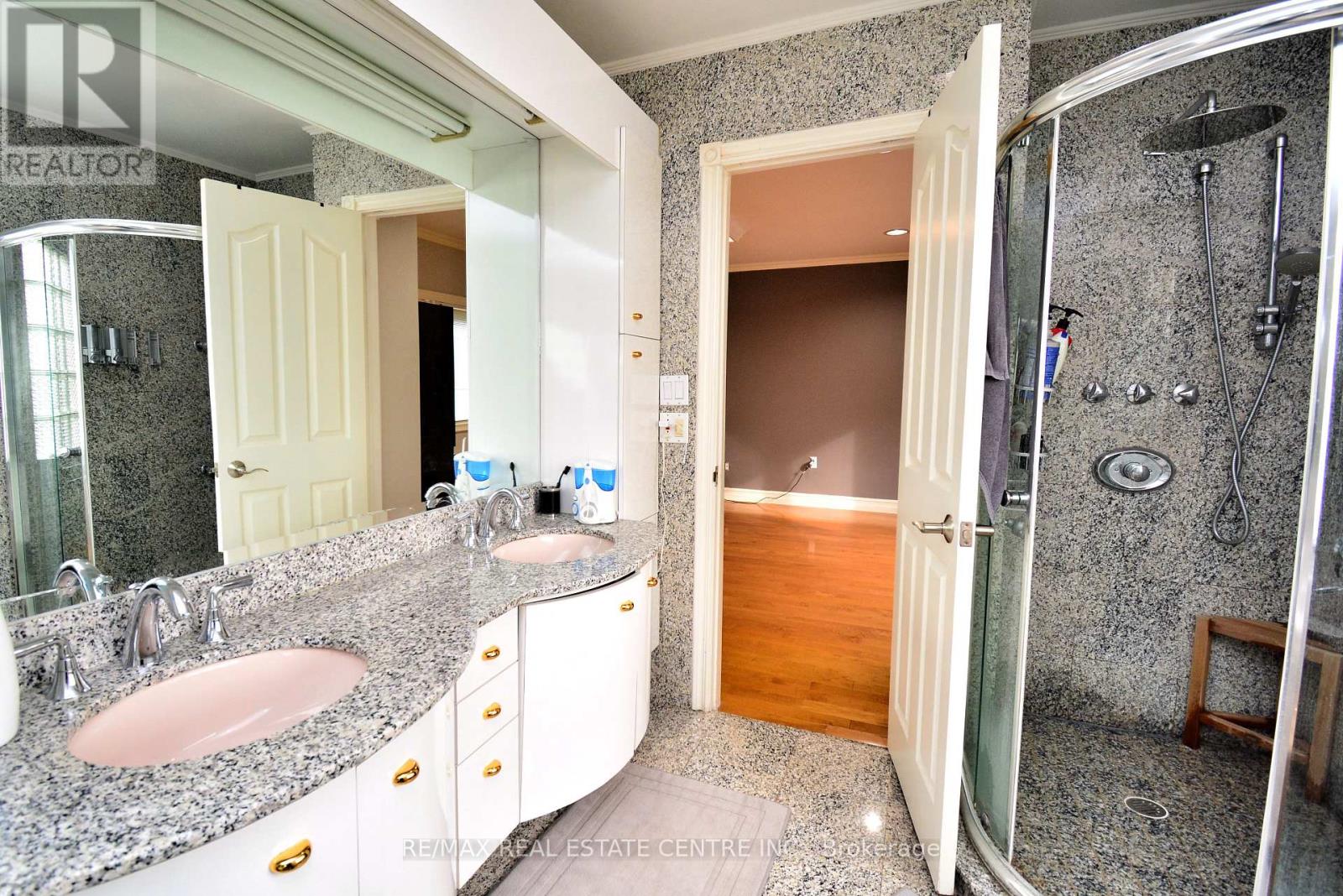 20 Crescent Hill Drive N, Brampton, Ontario  L6S 1C7 - Photo 19 - W12588524