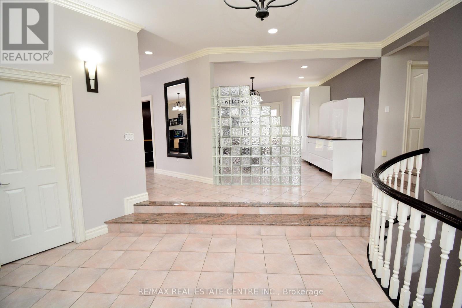 20 Crescent Hill Drive N, Brampton, Ontario  L6S 1C7 - Photo 7 - W12588524