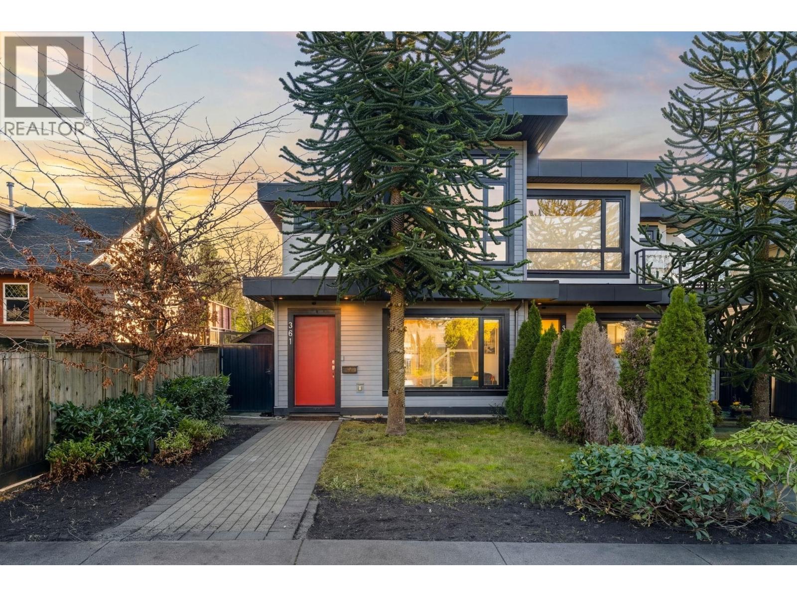 361 E 15th Street, North Vancouver, British Columbia  V7L 2R6 - Photo 1 - R3081200