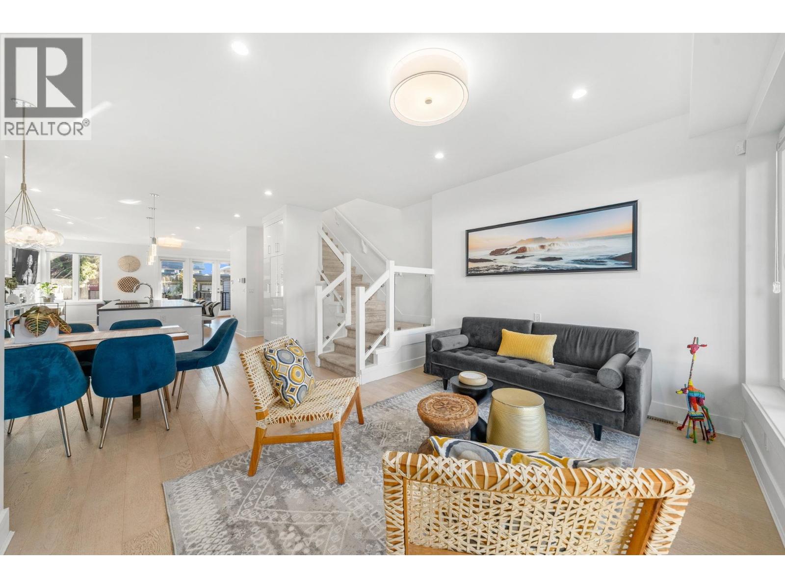 361 E 15th Street, North Vancouver, British Columbia  V7L 2R6 - Photo 2 - R3081200