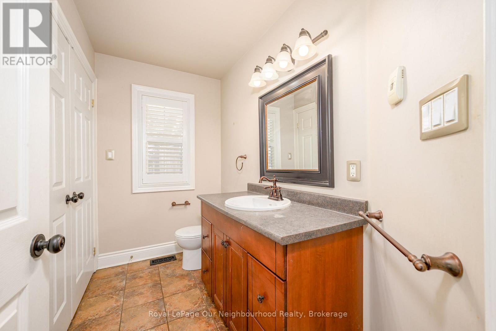 10300 Ravenshoe Road, Georgina, Ontario  L9P 1R2 - Photo 11 - N12713148