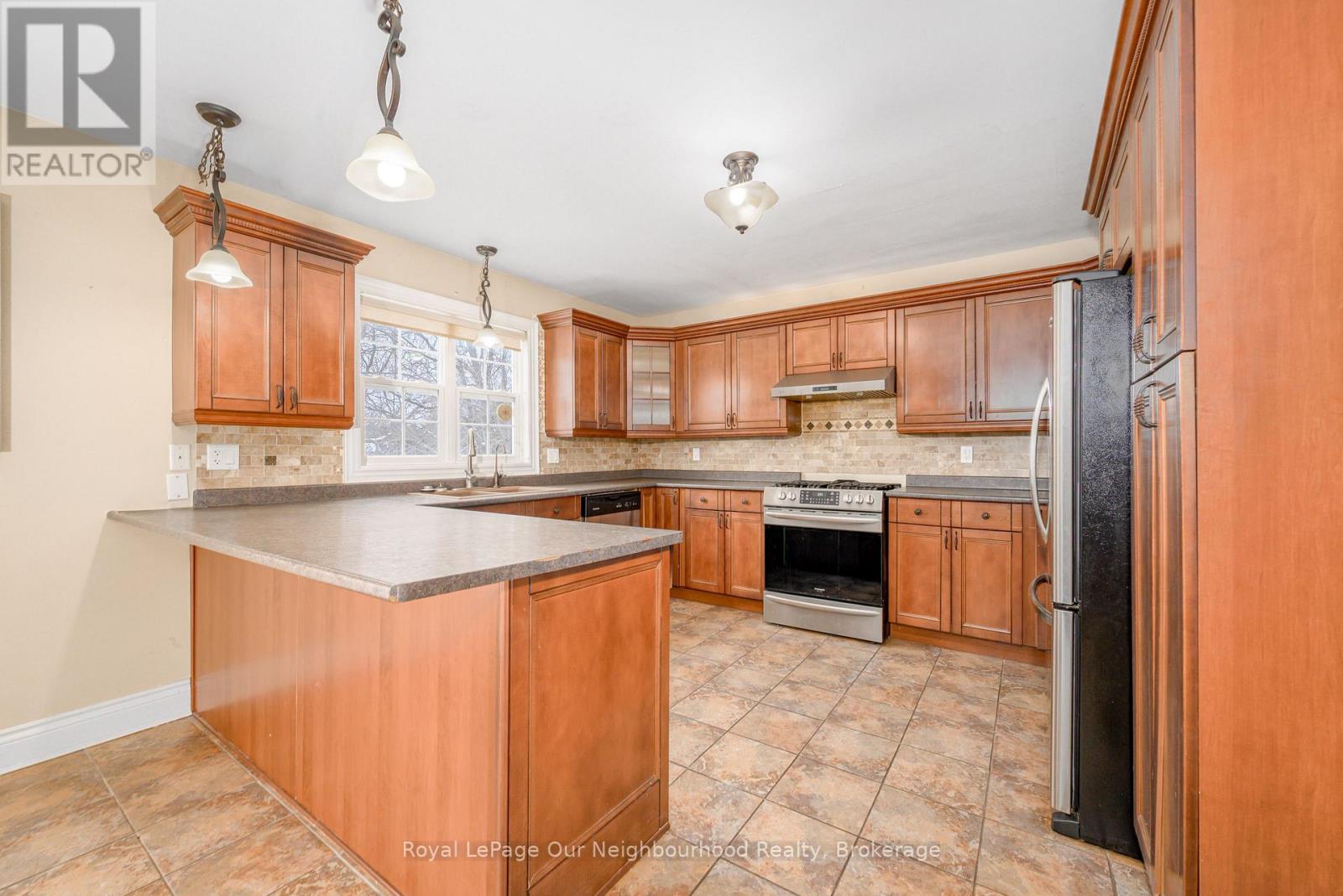 10300 Ravenshoe Road, Georgina, Ontario  L9P 1R2 - Photo 17 - N12713148