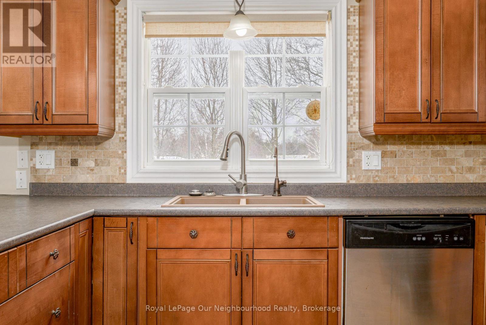 10300 Ravenshoe Road, Georgina, Ontario  L9P 1R2 - Photo 18 - N12713148