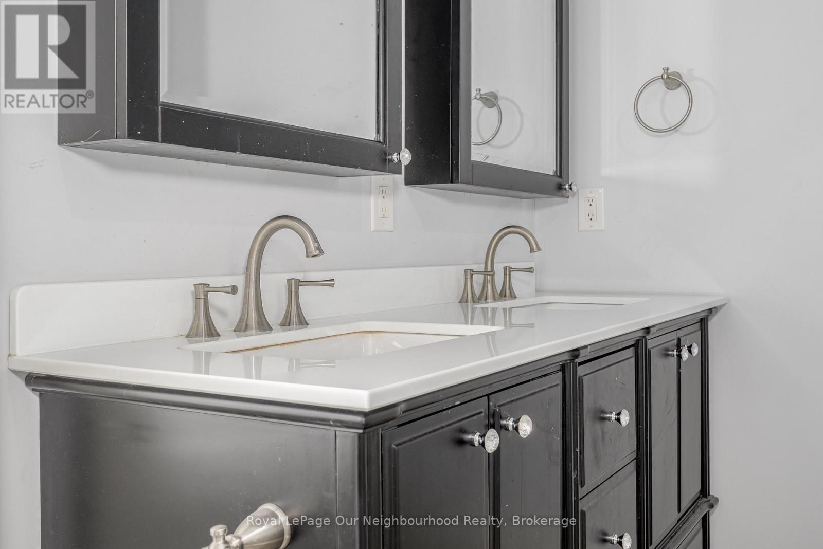 10300 Ravenshoe Road, Georgina, Ontario  L9P 1R2 - Photo 34 - N12713148