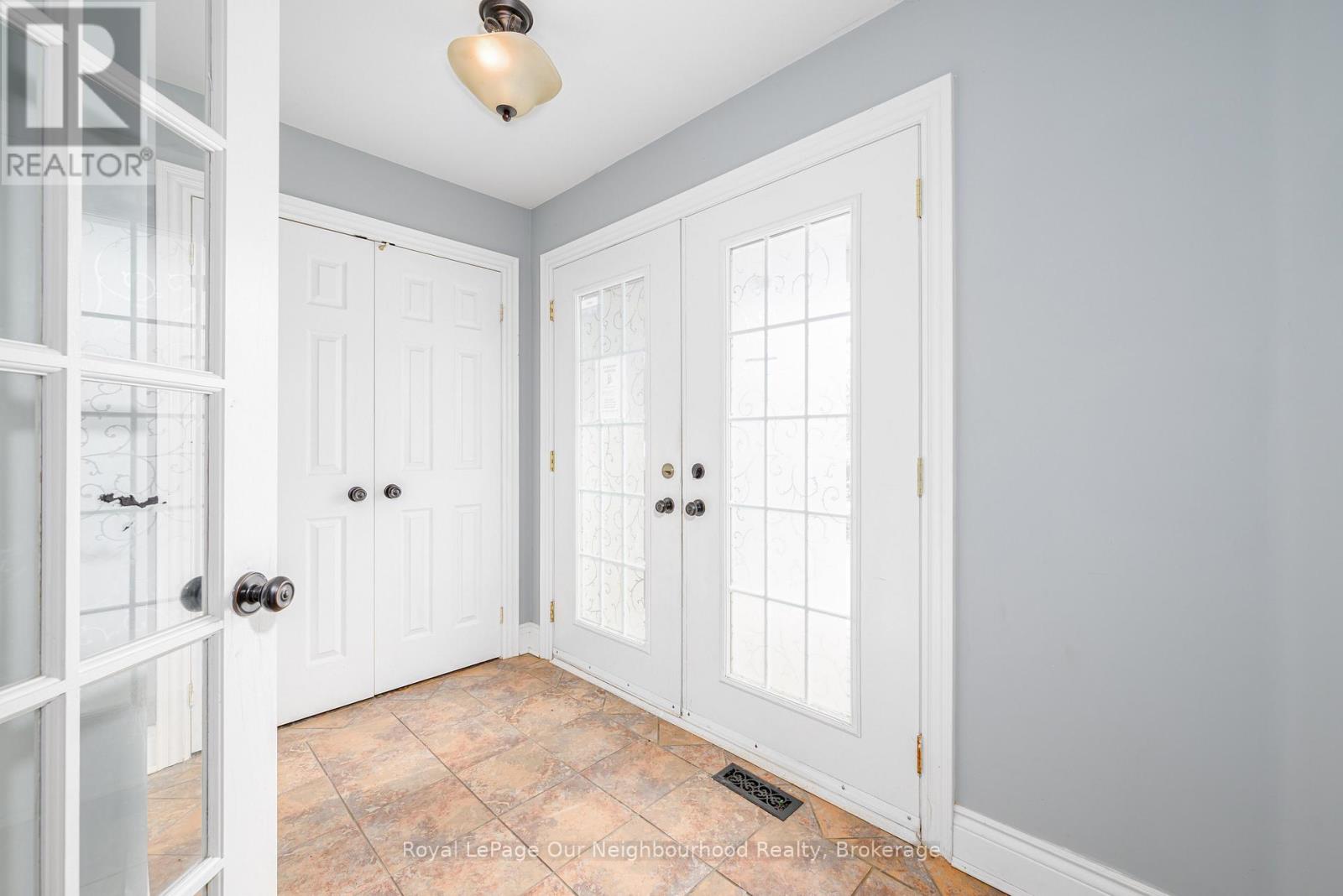 10300 Ravenshoe Road, Georgina, Ontario  L9P 1R2 - Photo 8 - N12713148