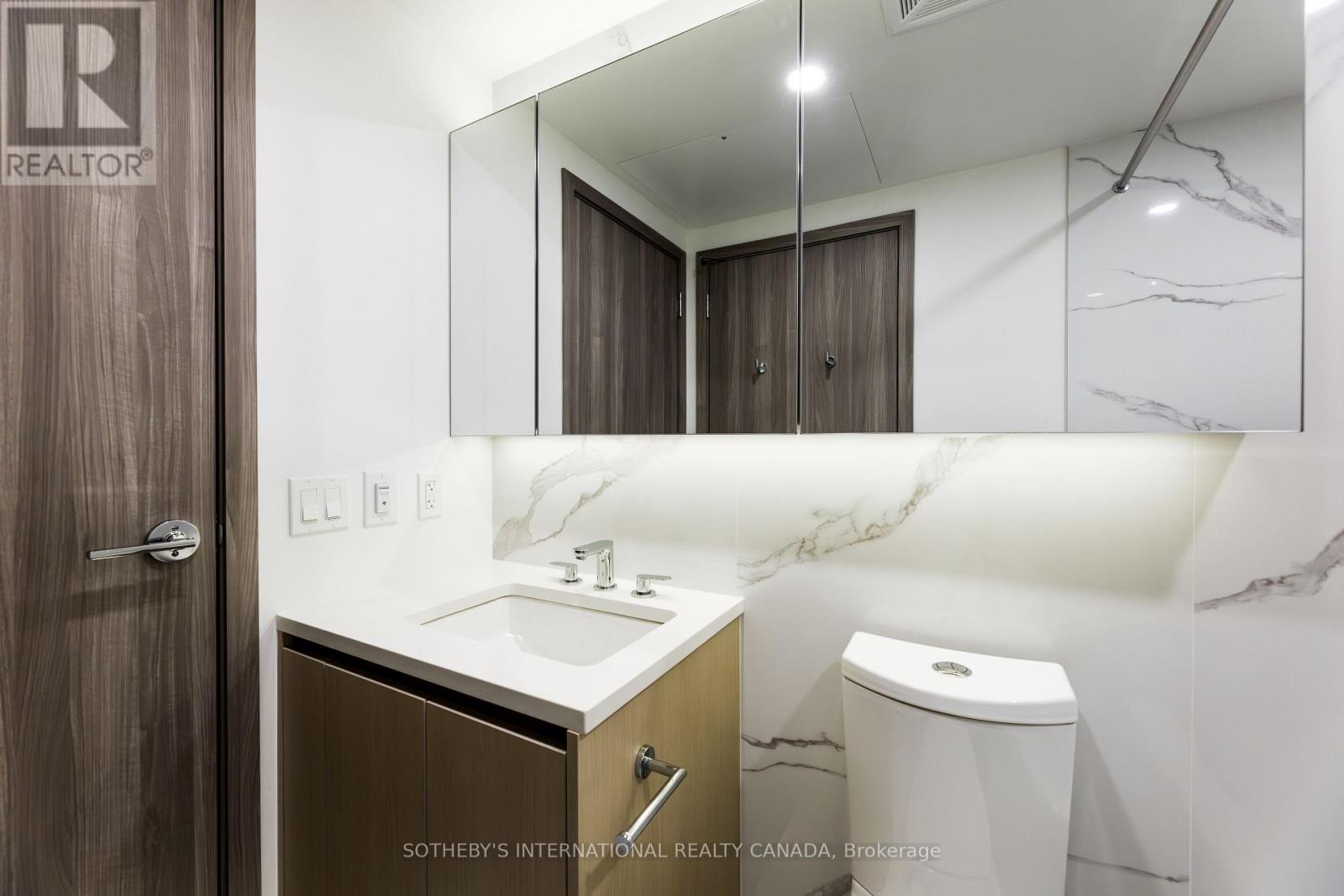 5702 - 3 Concord Cityplace Way, Toronto, Ontario  M5V 0X4 - Photo 10 - C12713162