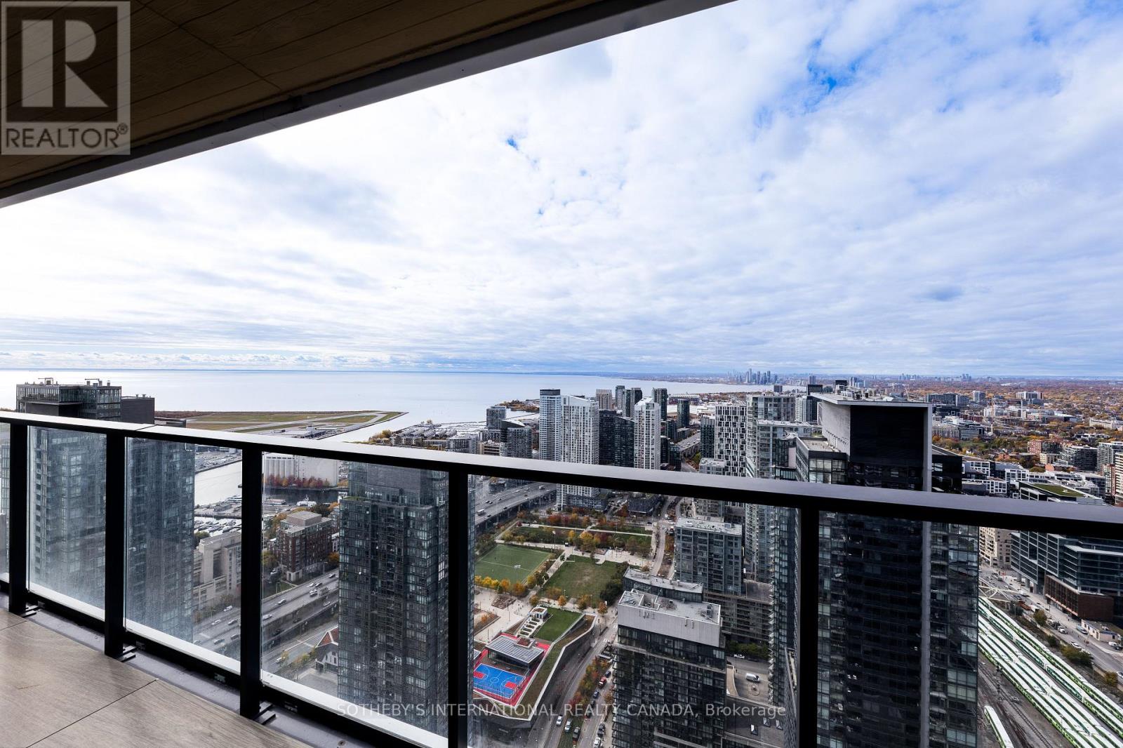 5702 - 3 Concord Cityplace Way, Toronto, Ontario  M5V 0X4 - Photo 12 - C12713162