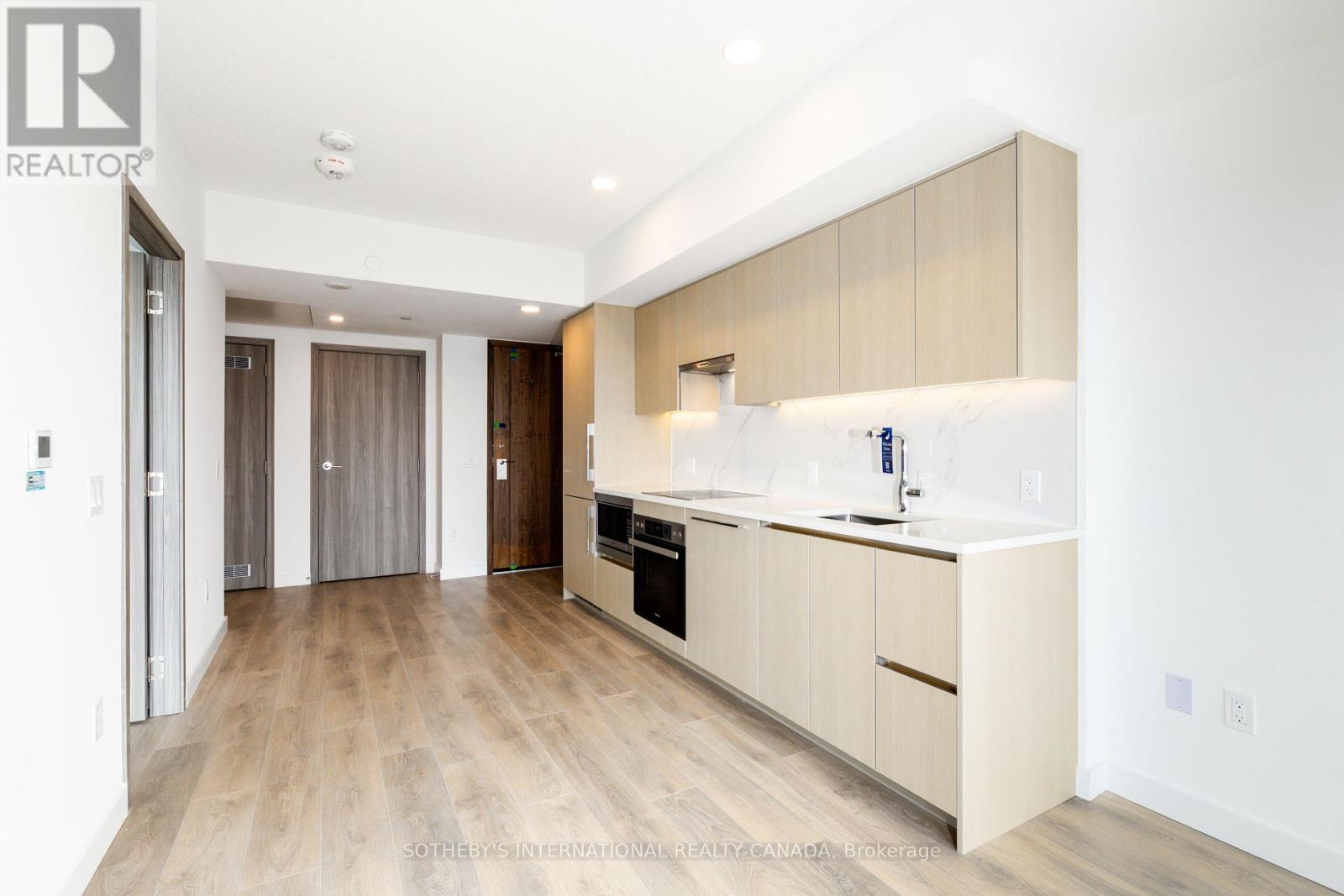 5702 - 3 Concord Cityplace Way, Toronto, Ontario  M5V 0X4 - Photo 3 - C12713162