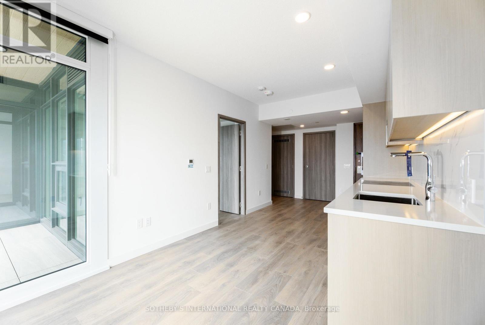 5702 - 3 Concord Cityplace Way, Toronto, Ontario  M5V 0X4 - Photo 4 - C12713162