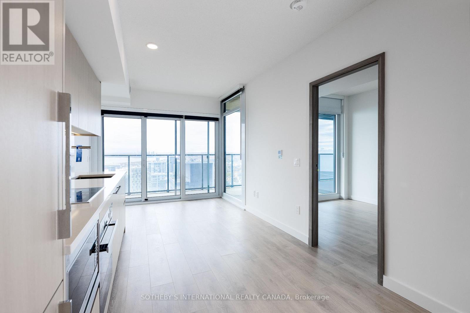 5702 - 3 Concord Cityplace Way, Toronto, Ontario  M5V 0X4 - Photo 5 - C12713162