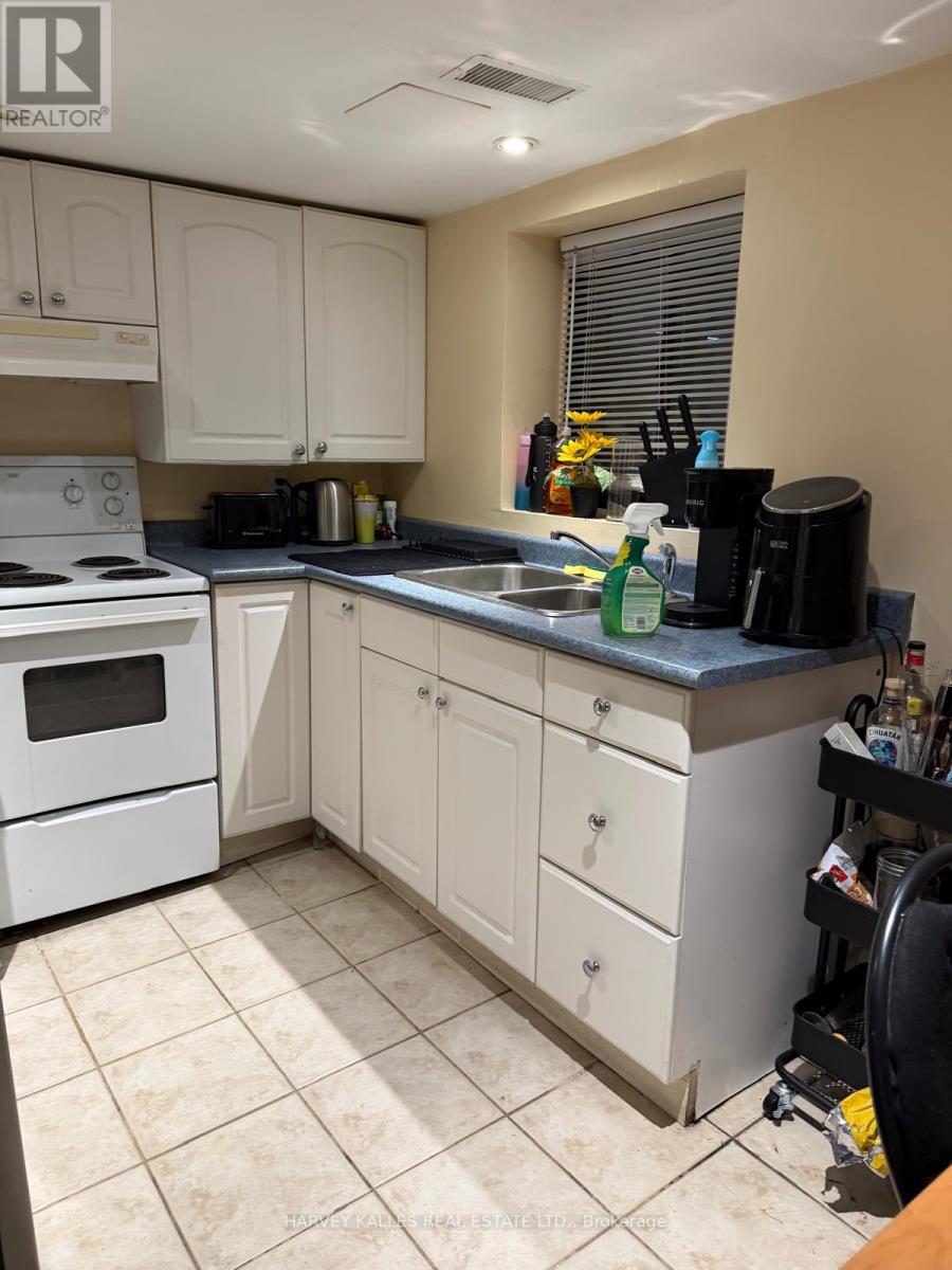 Lower - 32 Fuller Avenue, Toronto (Roncesvalles), Ontario  M6R 2C3 - Photo 6 - W12711466