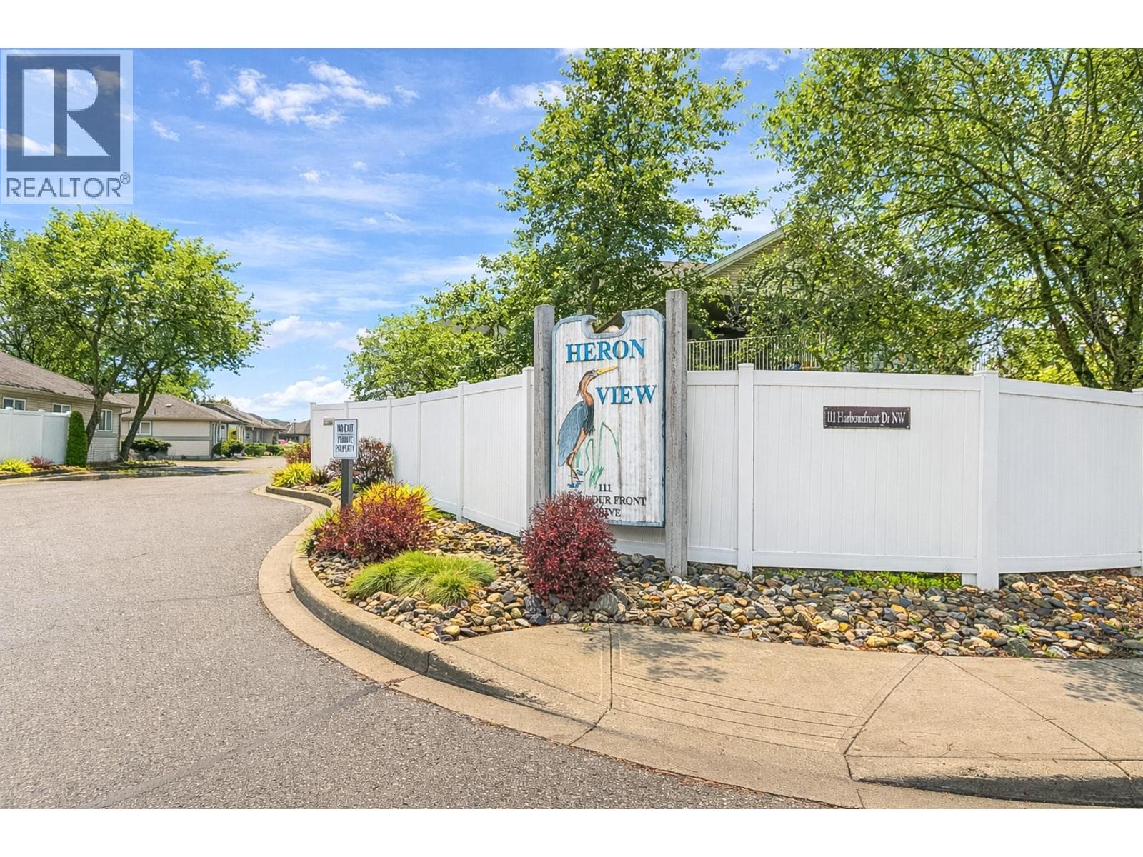 111 Harbourfront Drive Nw Unit# 14, Salmon Arm, British Columbia  V1E 1A3 - Photo 2 - 10370716