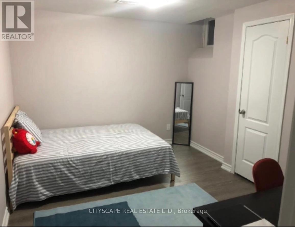 2- Basement Apt - 16 Larande Court, Brampton, Ontario  L6Y 0M3 - Photo 4 - W12712898