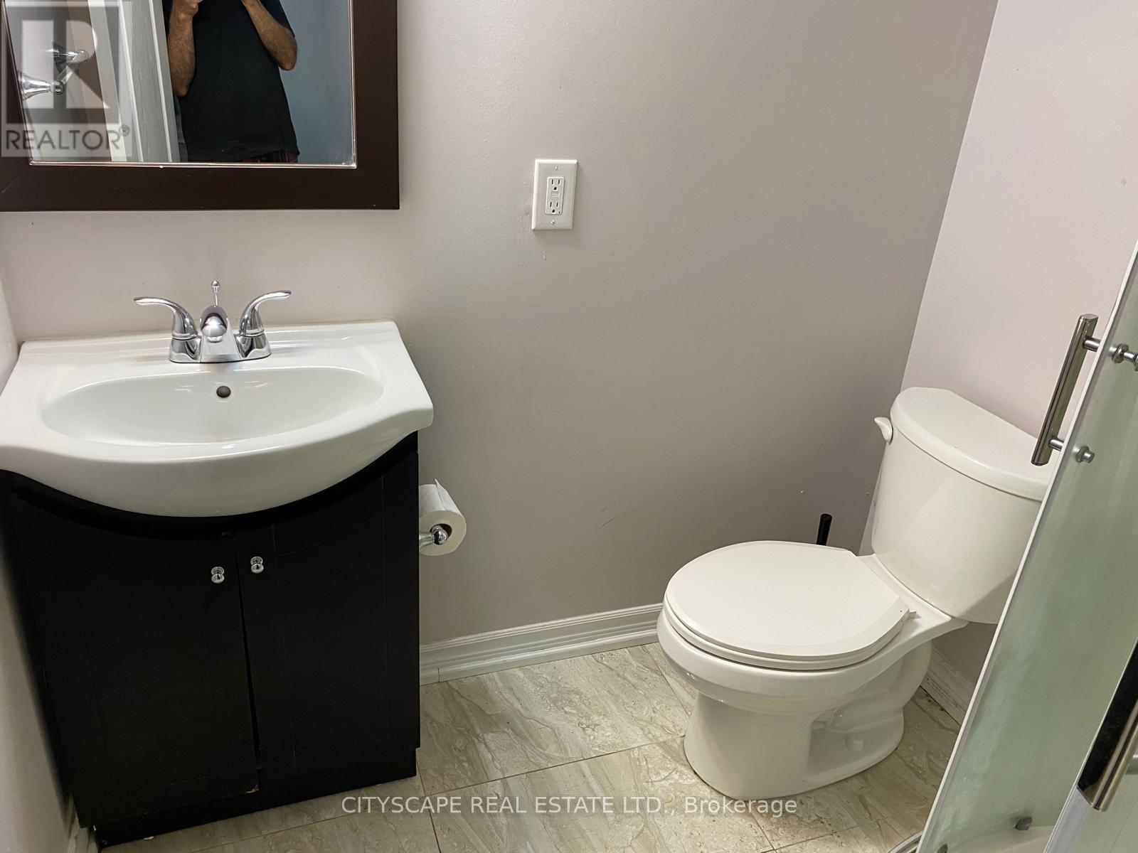 2- Basement Apt - 16 Larande Court, Brampton, Ontario  L6Y 0M3 - Photo 8 - W12712898