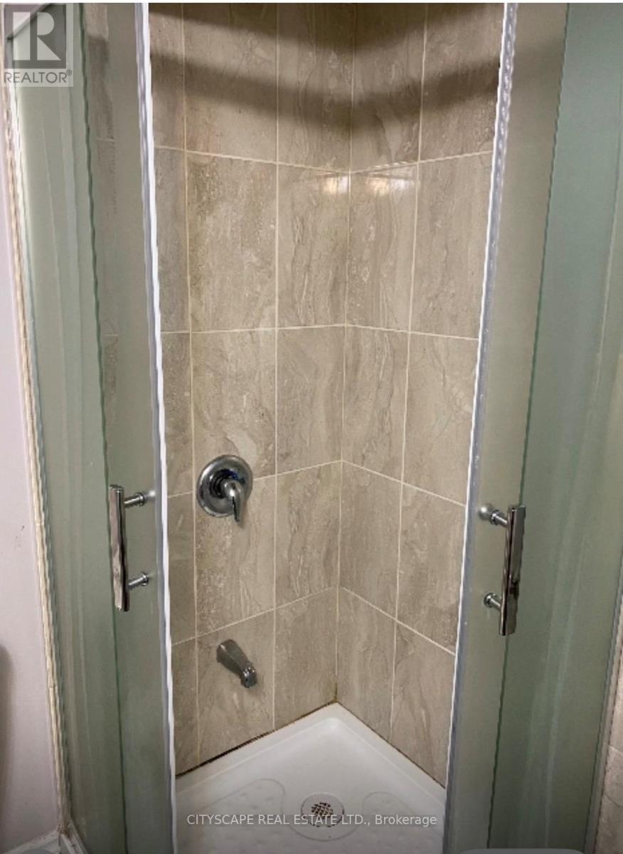 2- Basement Apt - 16 Larande Court, Brampton, Ontario  L6Y 0M3 - Photo 9 - W12712898