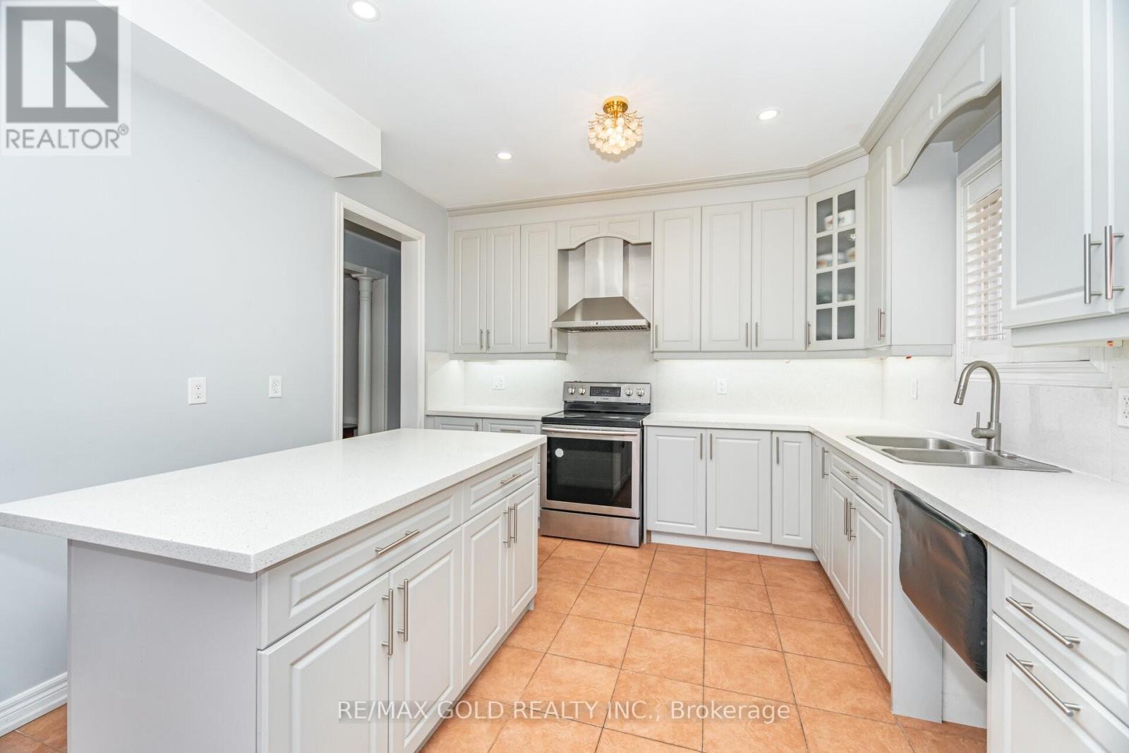 8 Goreridge Crescent, Brampton, Ontario  L6P 1P2 - Photo 7 - W12712922