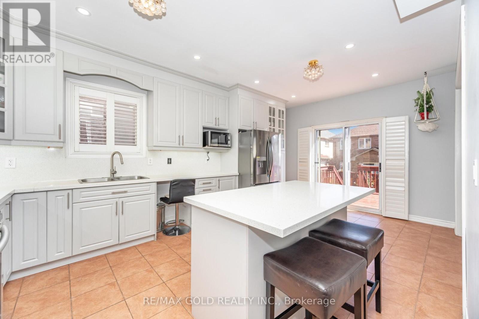 8 Goreridge Crescent, Brampton, Ontario  L6P 1P2 - Photo 8 - W12712922