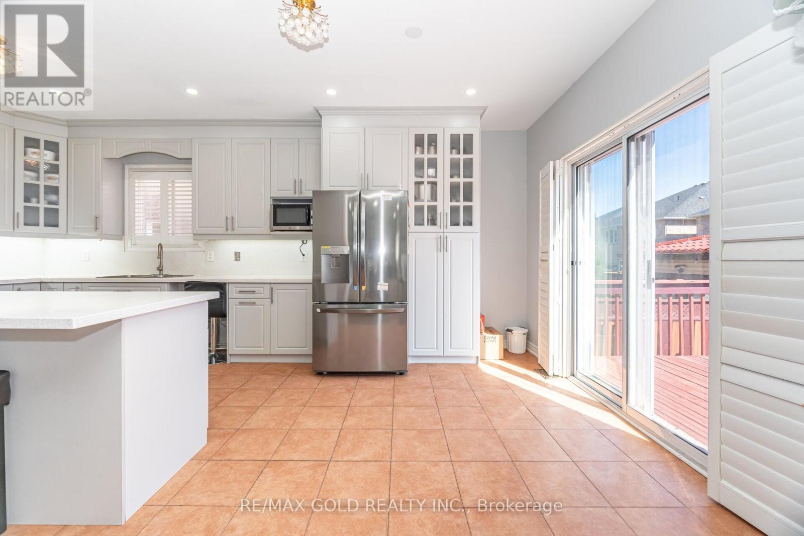 8 Goreridge Crescent, Brampton, Ontario  L6P 1P2 - Photo 9 - W12712922