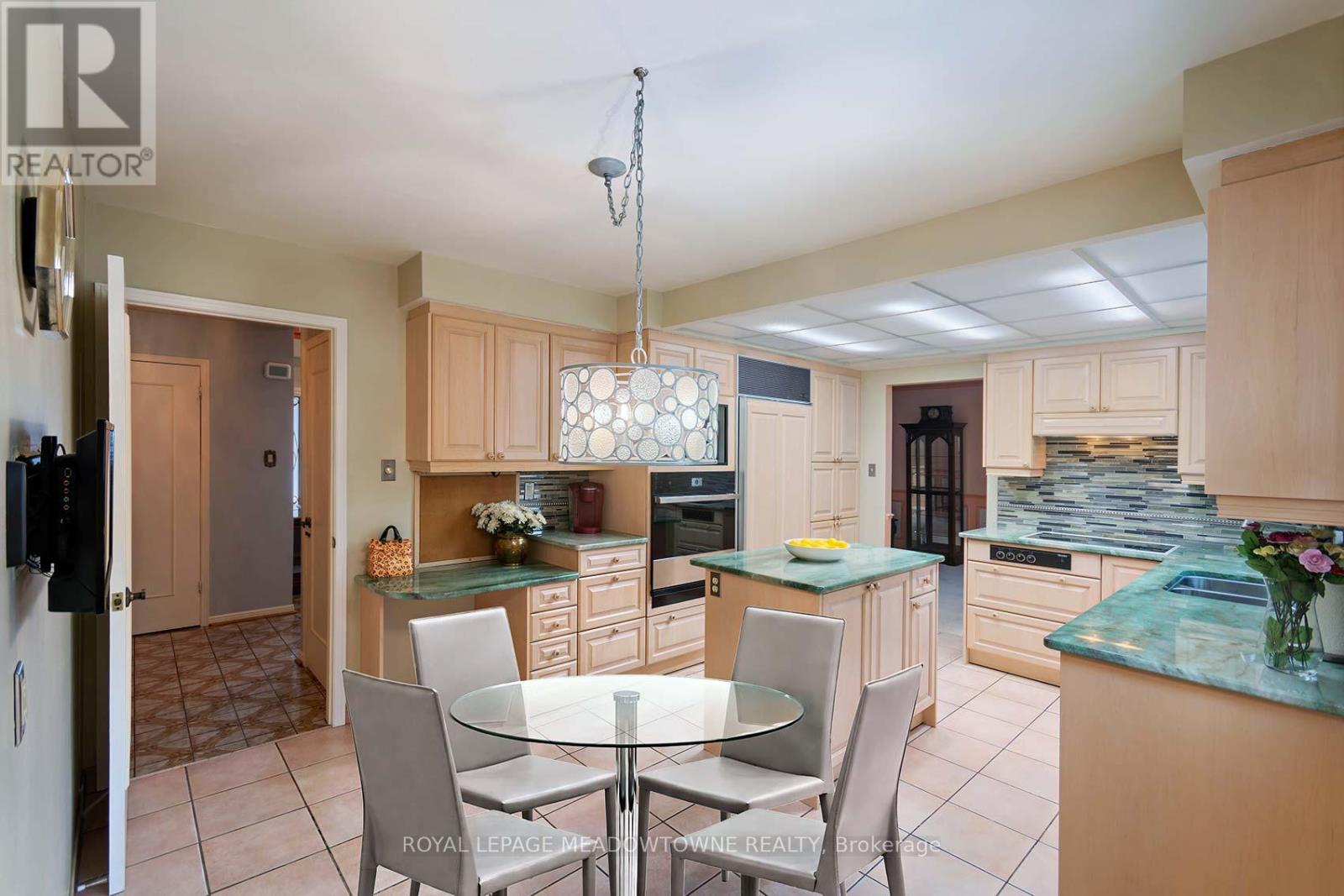 2529 Claymore Crescent, Mississauga, Ontario  L5C 3A2 - Photo 11 - W12712926