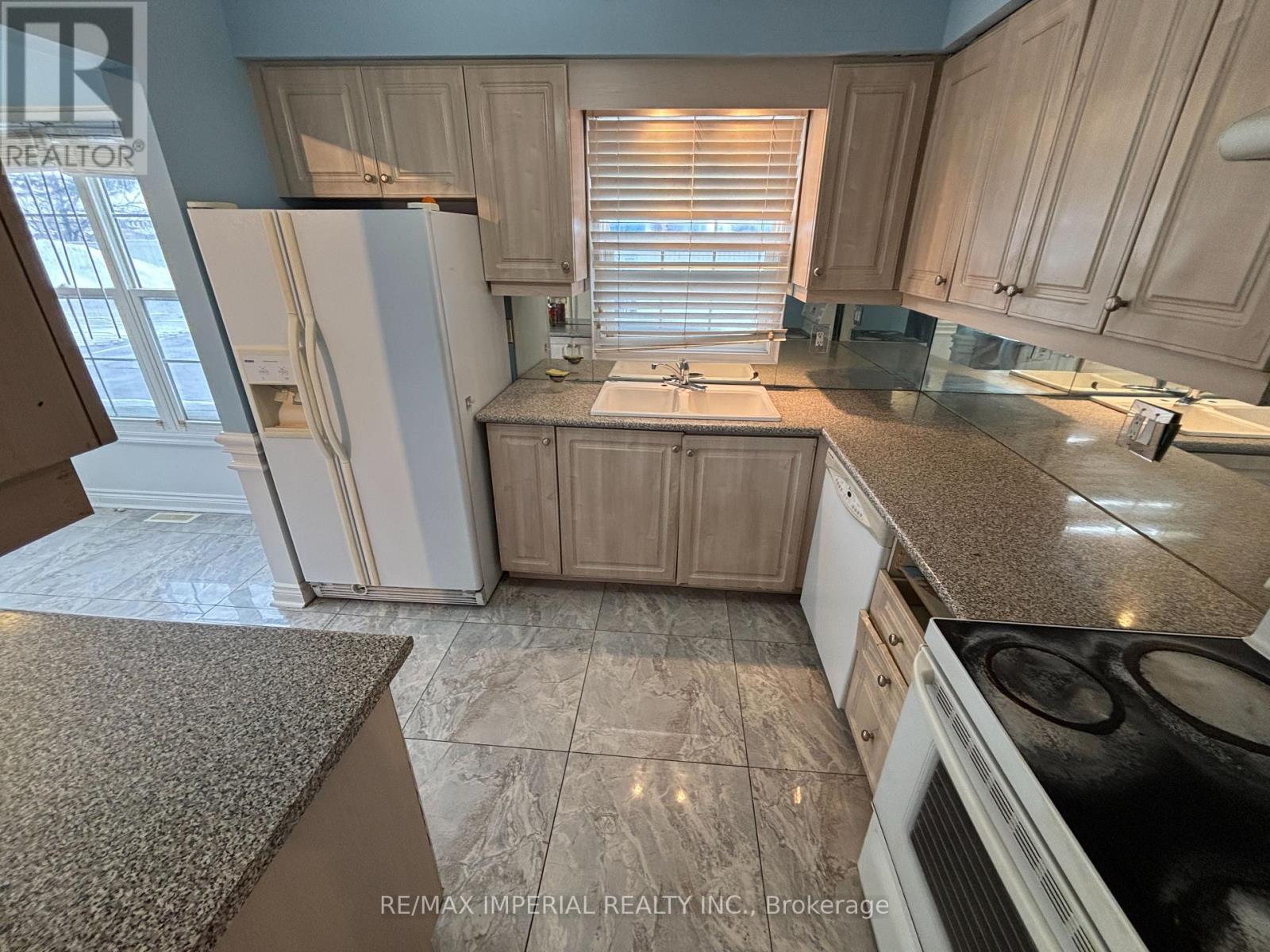 90 - 90 Stornwood Court, Brampton, Ontario  L6W 4J2 - Photo 9 - W12713038