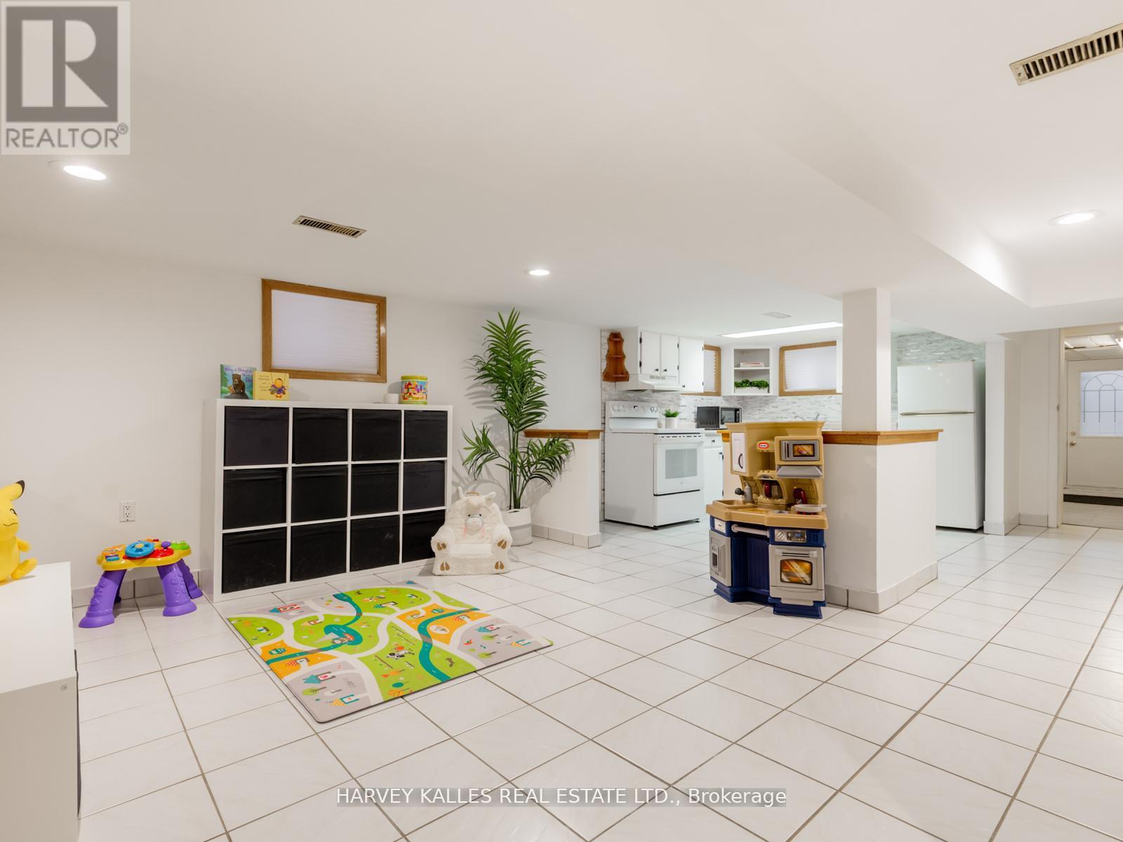 204 Belgravia Avenue, Toronto, Ontario  M6E 2M8 - Photo 21 - W12713046