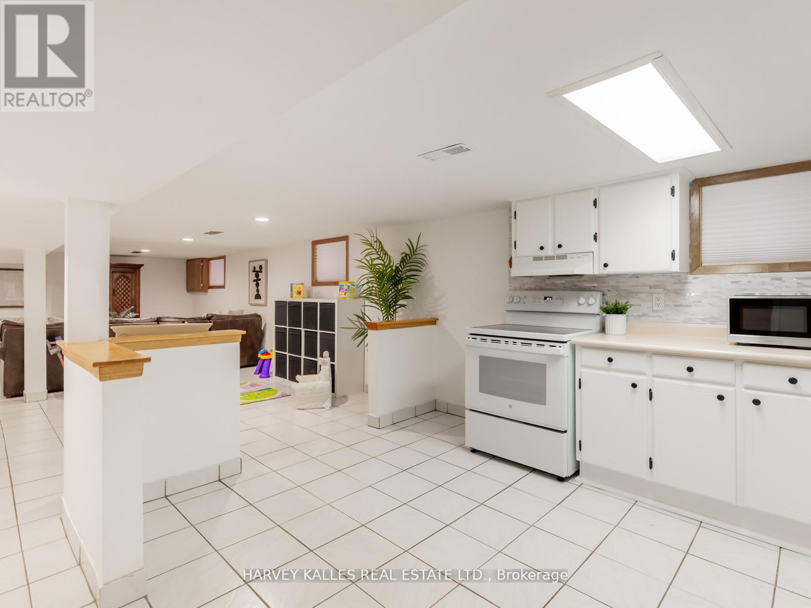 204 Belgravia Avenue, Toronto, Ontario  M6E 2M8 - Photo 24 - W12713046