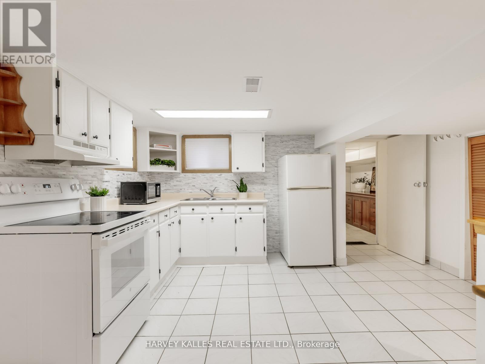 204 Belgravia Avenue, Toronto, Ontario  M6E 2M8 - Photo 25 - W12713046