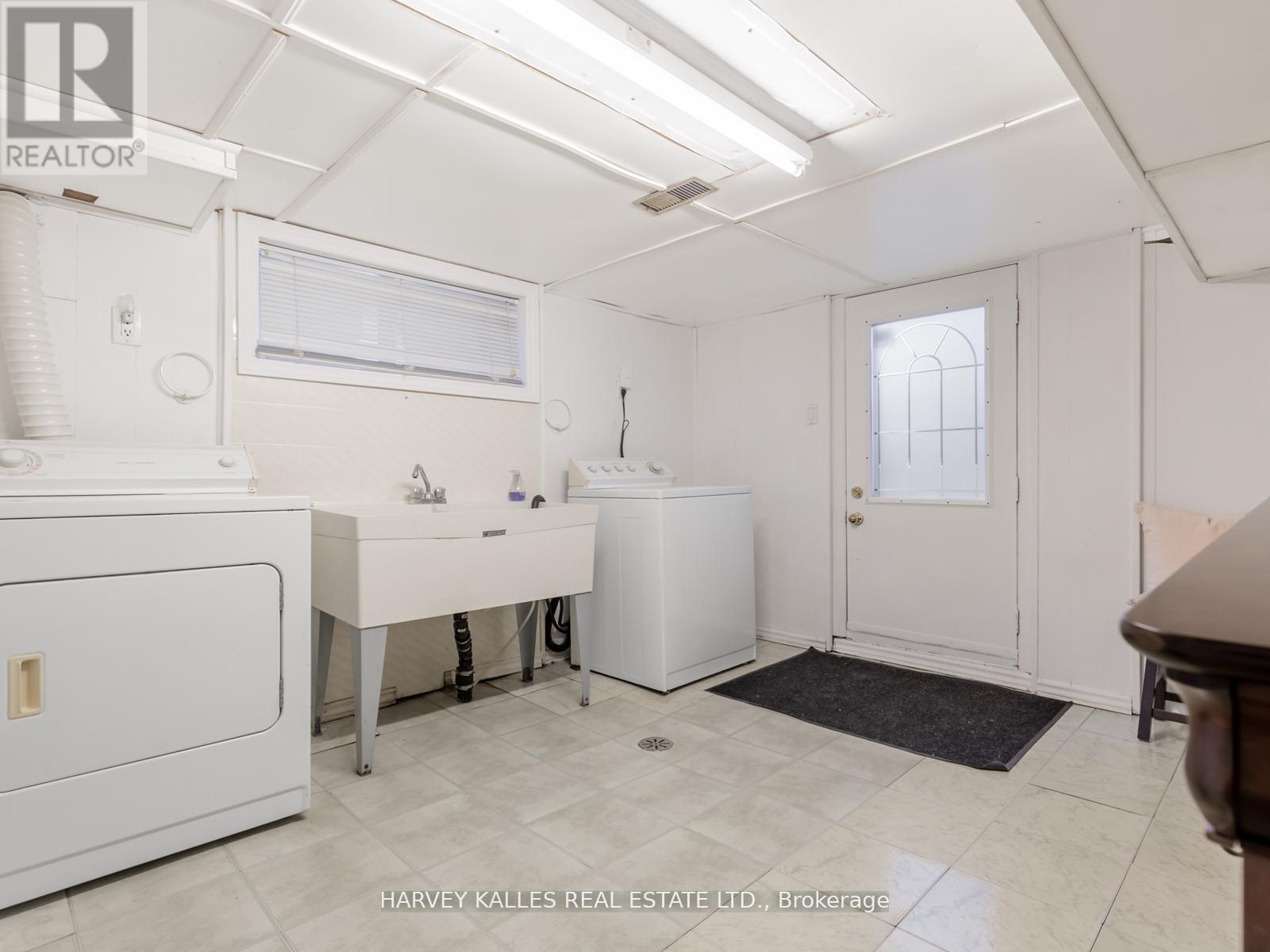 204 Belgravia Avenue, Toronto, Ontario  M6E 2M8 - Photo 27 - W12713046