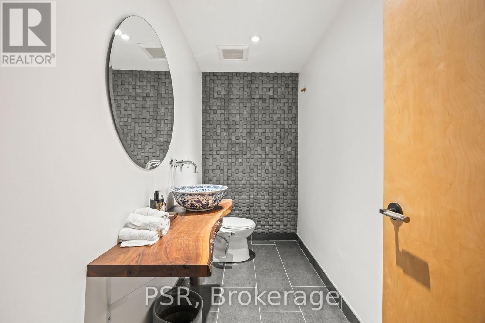 Upper - 2068 Dundas Street W, Toronto, Ontario  M6R 1W8 - Photo 11 - W12713114