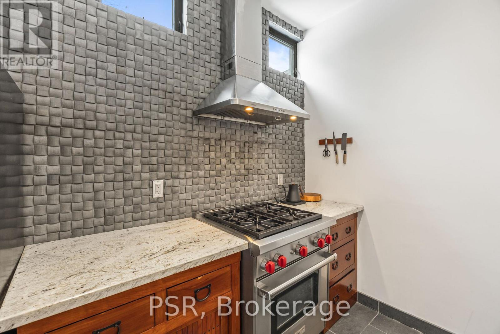 Upper - 2068 Dundas Street W, Toronto, Ontario  M6R 1W8 - Photo 9 - W12713114