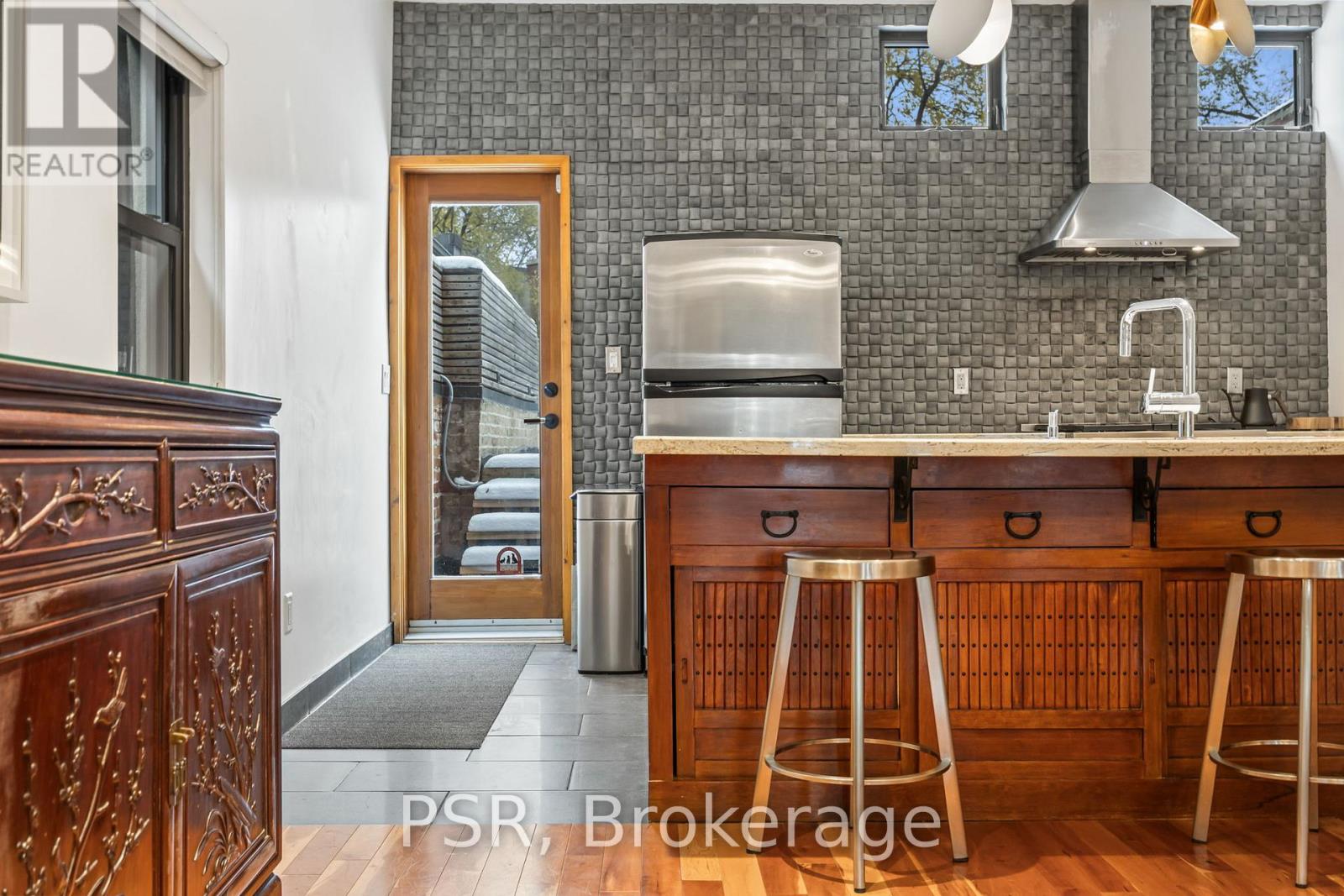 Upper - 2068 Dundas Street W, Toronto, Ontario  M6R 1W8 - Photo 4 - W12713116