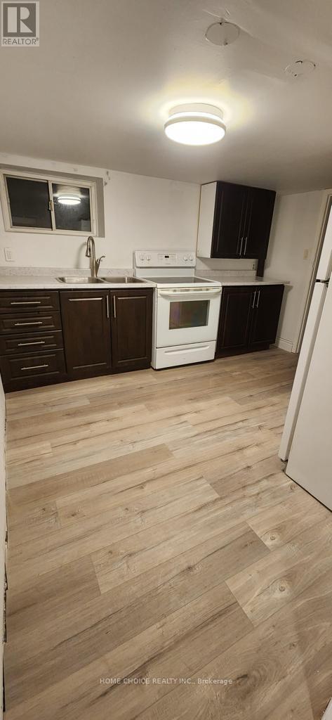 82 Maple Street, St. Catharines, Ontario  L2R 2B2 - Photo 2 - X12713098