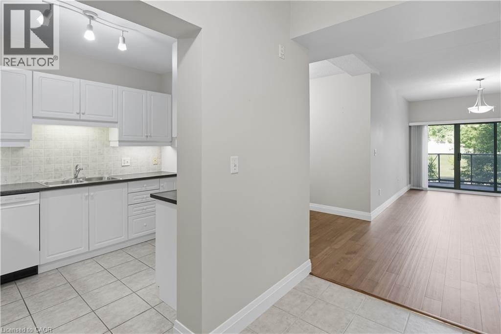 2075 Amherst Heights Drive Unit# 211, Burlington, Ontario  L7P 5B8 - Photo 5 - 40774532