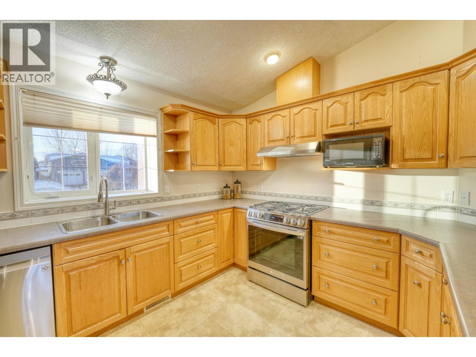 9808 115 Avenue, Fort St. John, British Columbia  V1J 6R8 - Photo 9 - R3081101