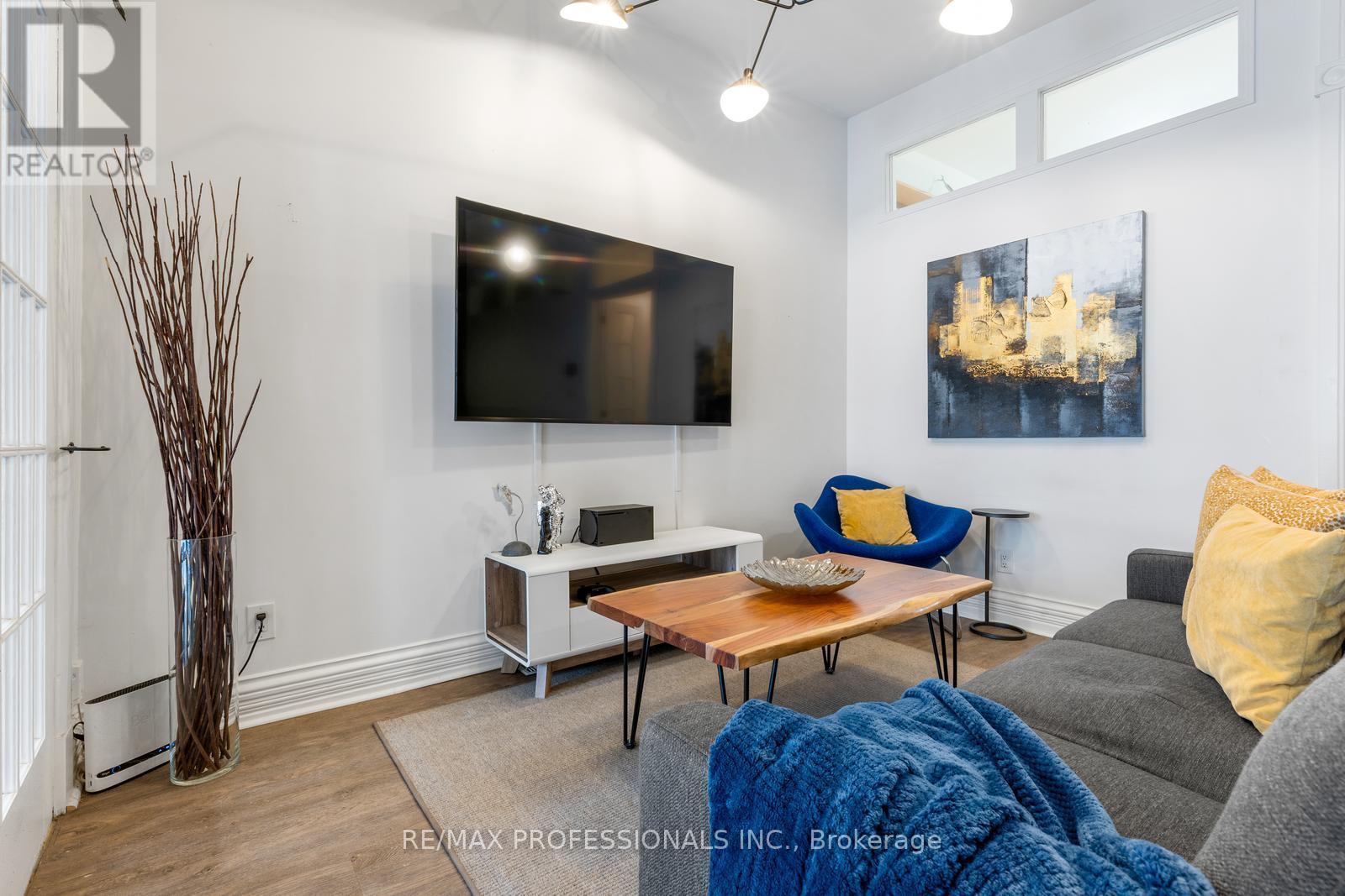 114 Manning Avenue, Toronto, Ontario  M6J 2K5 - Photo 5 - C12713206