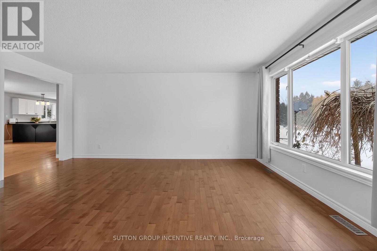 36 Nicholson Crescent, Springwater, Ontario  L9X 0G9 - Photo 4 - S12713196