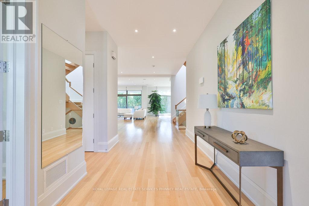 1456 Applewood Road, Mississauga, Ontario  L5E 2M1 - Photo 3 - W12713248