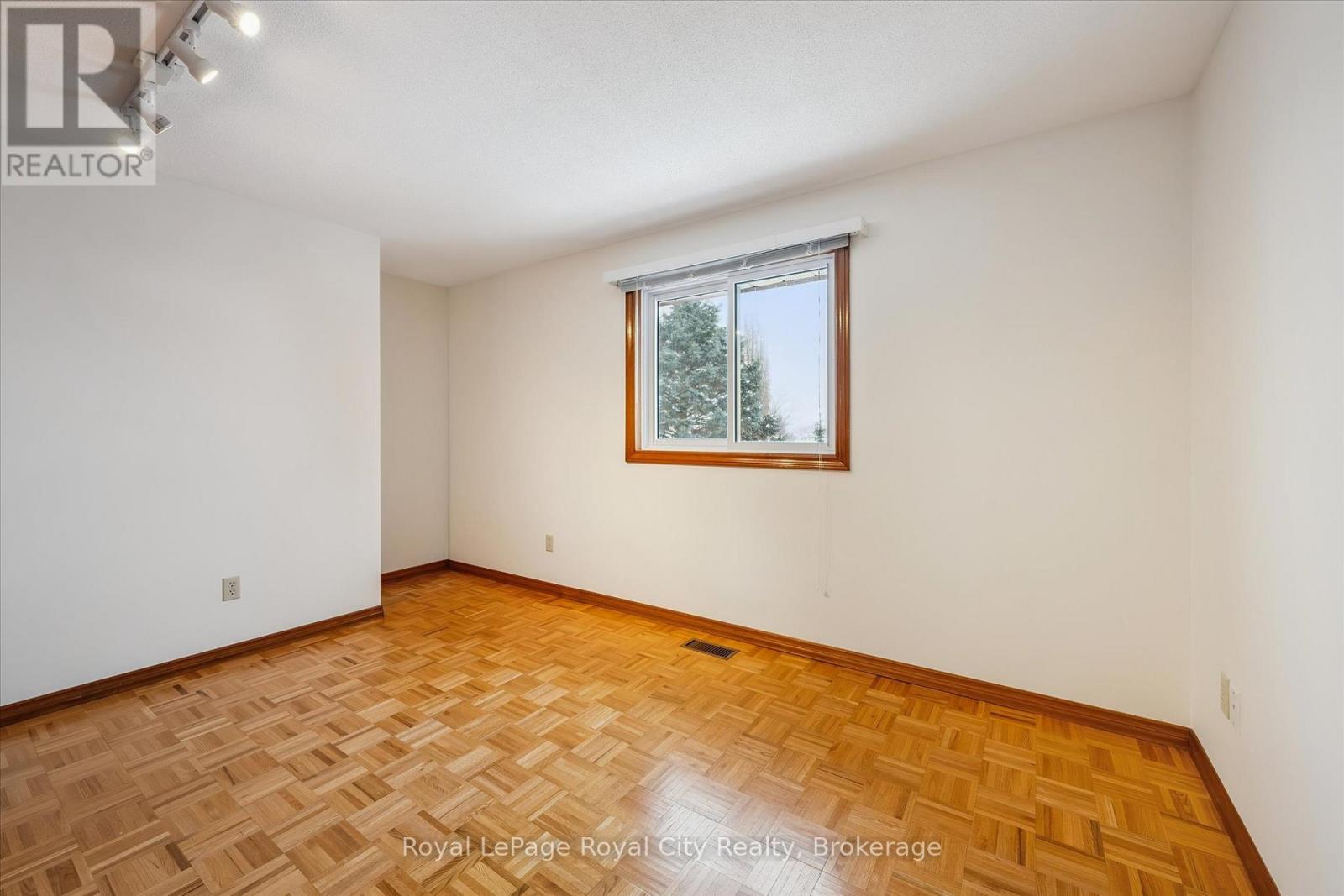 22 Pheasant Run Drive, Guelph (Kortright Hills), Ontario  N1C 1B2 - Photo 23 - X12713354