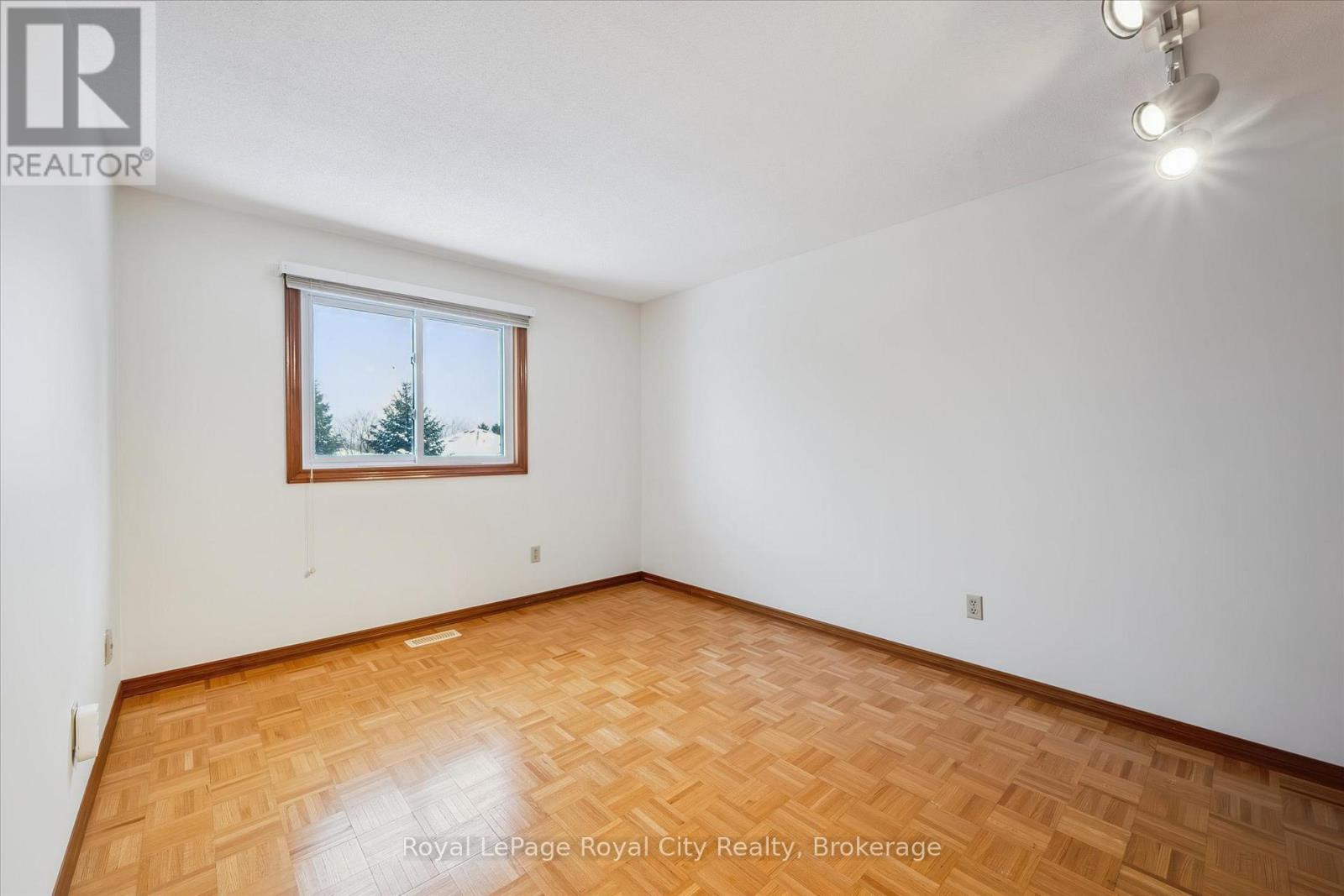 22 Pheasant Run Drive, Guelph (Kortright Hills), Ontario  N1C 1B2 - Photo 24 - X12713354